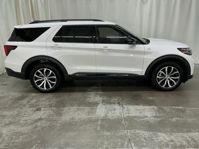 Used 2025 Ford Explorer ST-Line image 2
