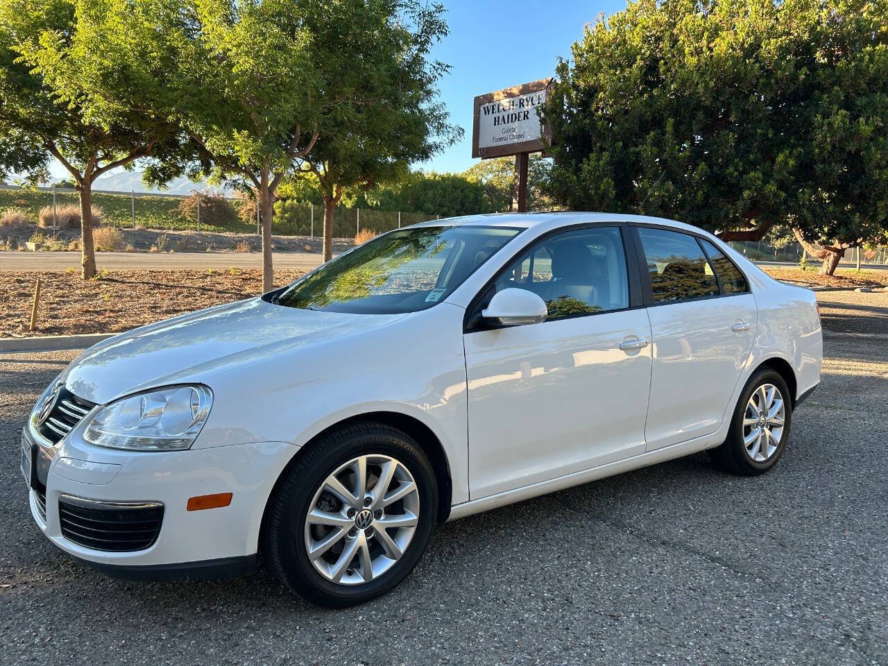 Used 2010 Volkswagen Jetta Limited Edition FWD image 4
