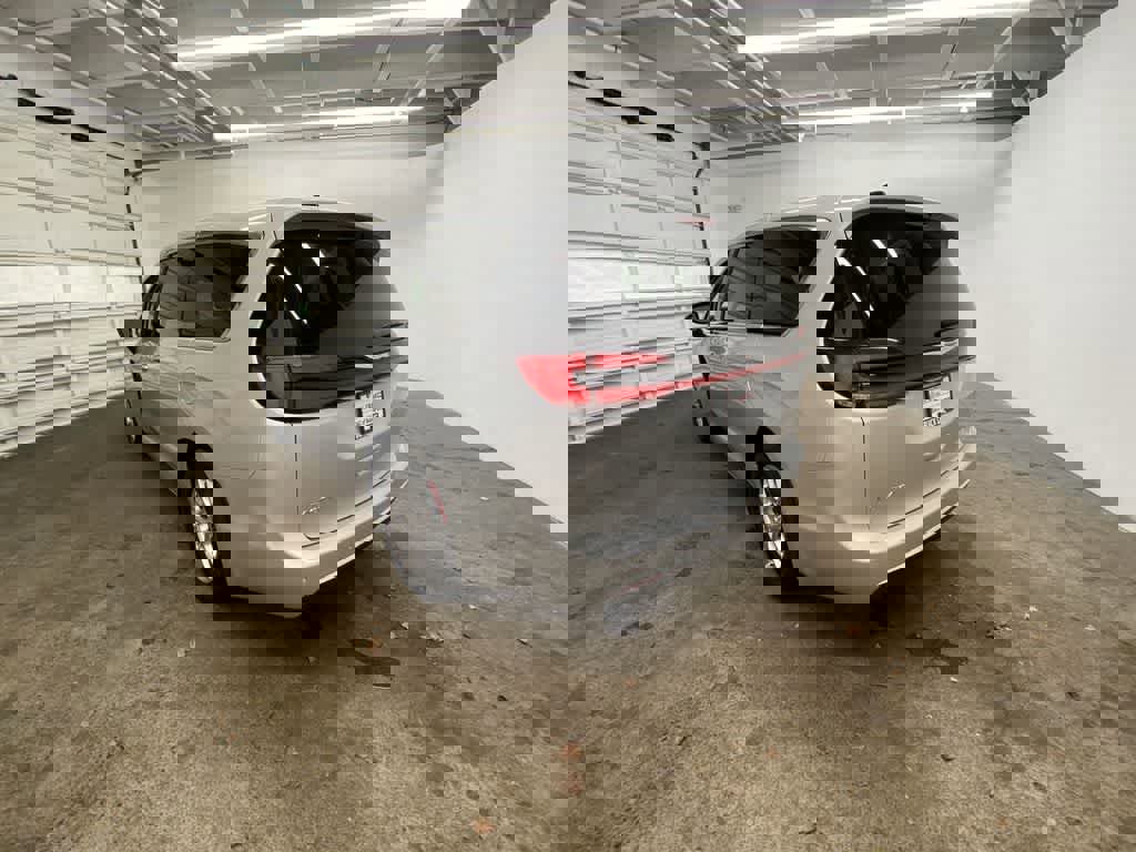 Used 2024 Chrysler Pacifica Touring-L image 4