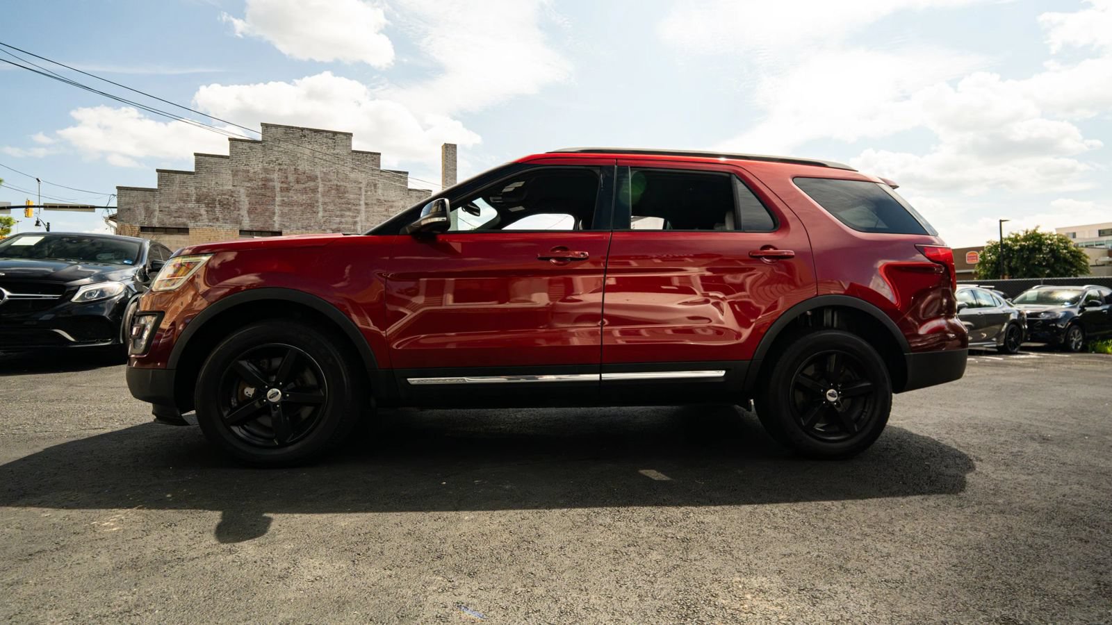Used 2017 Ford Explorer XLT w/ Equipment Group 202A AWD/4WD image 7