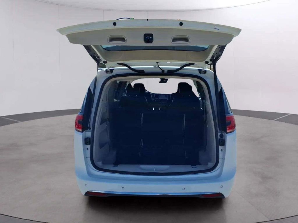 Used 2023 Chrysler Pacifica Touring-L image 21