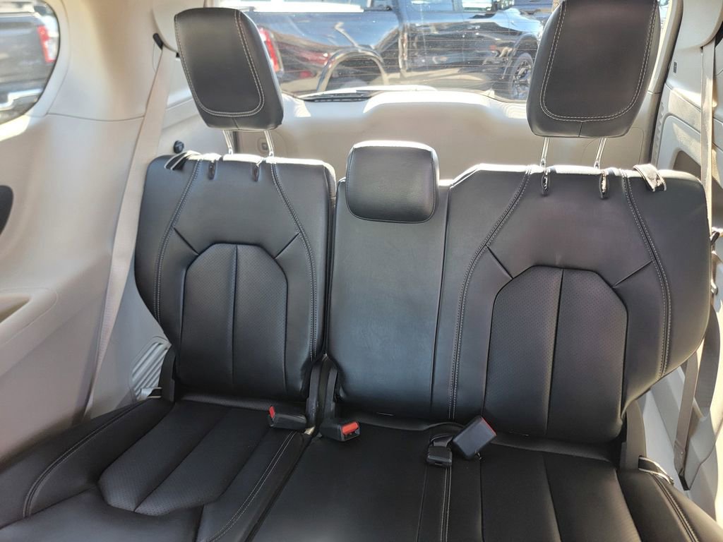 Certified 2023 Chrysler Pacifica Touring-L image 17
