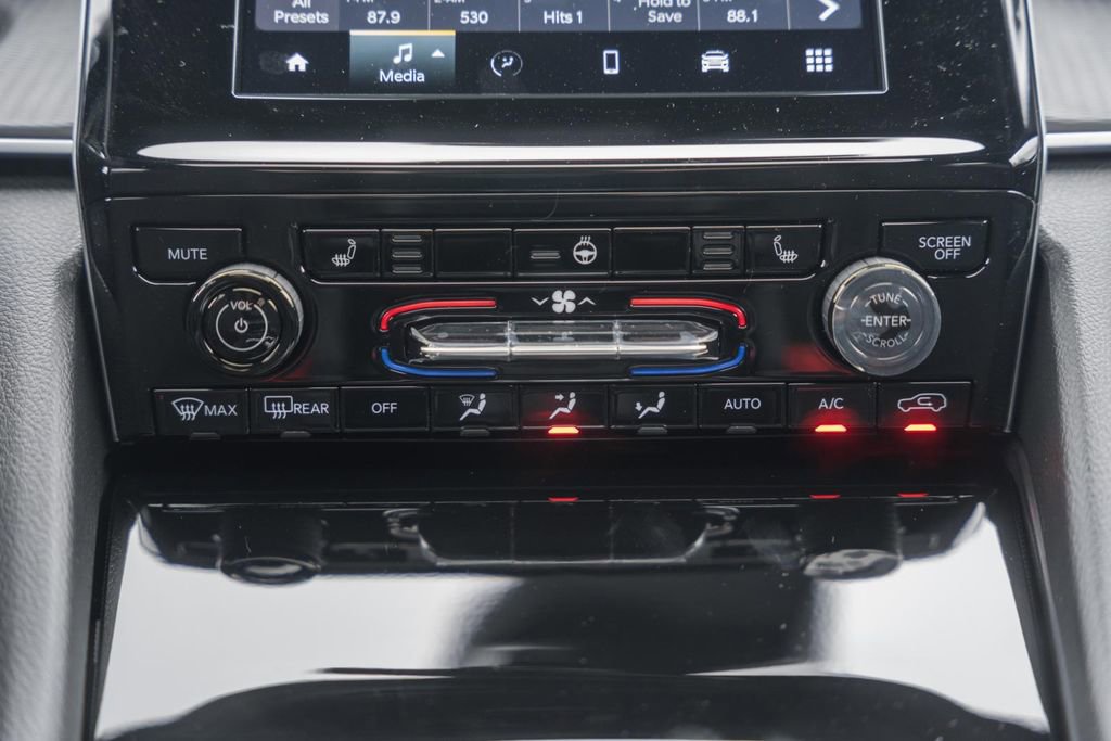 New 2025 Jeep Grand Cherokee Laredo X w/ Luxury Tech Group I image 23