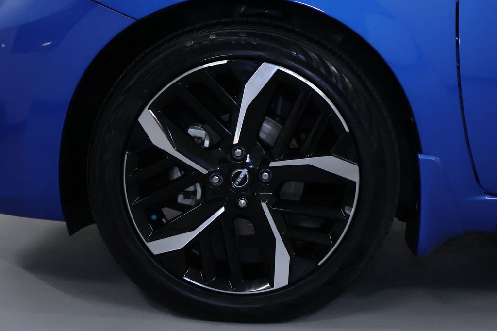 Used 2023 Nissan Versa SR w/ Trunk Package image 27