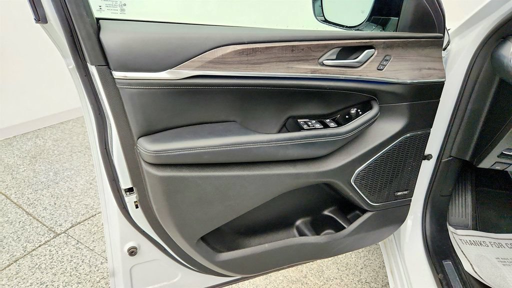 Used 2023 Jeep Grand Cherokee Overland AWD/4WD image 11