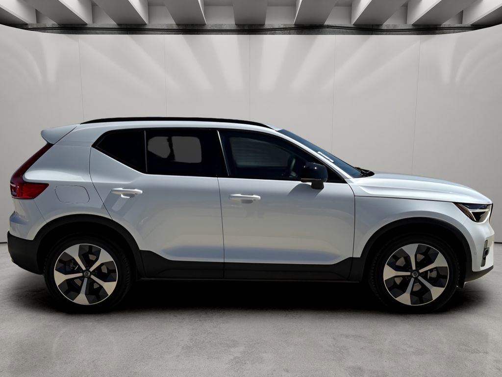 Used 2023 Volvo XC40 B4 Ultimate image 5