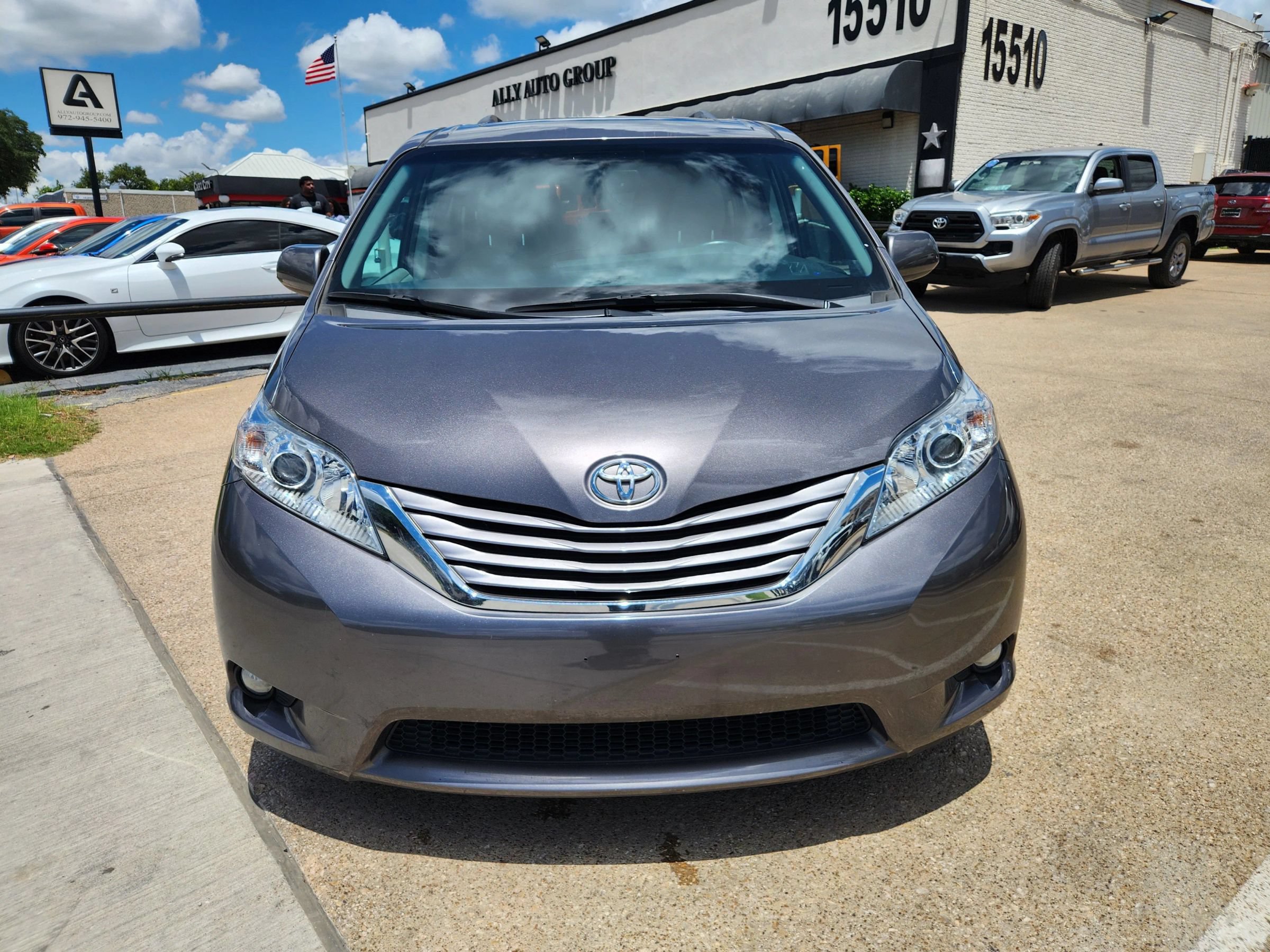 Used 2017 Toyota Sienna XLE w/ XLE Navigation Package FWD image 5