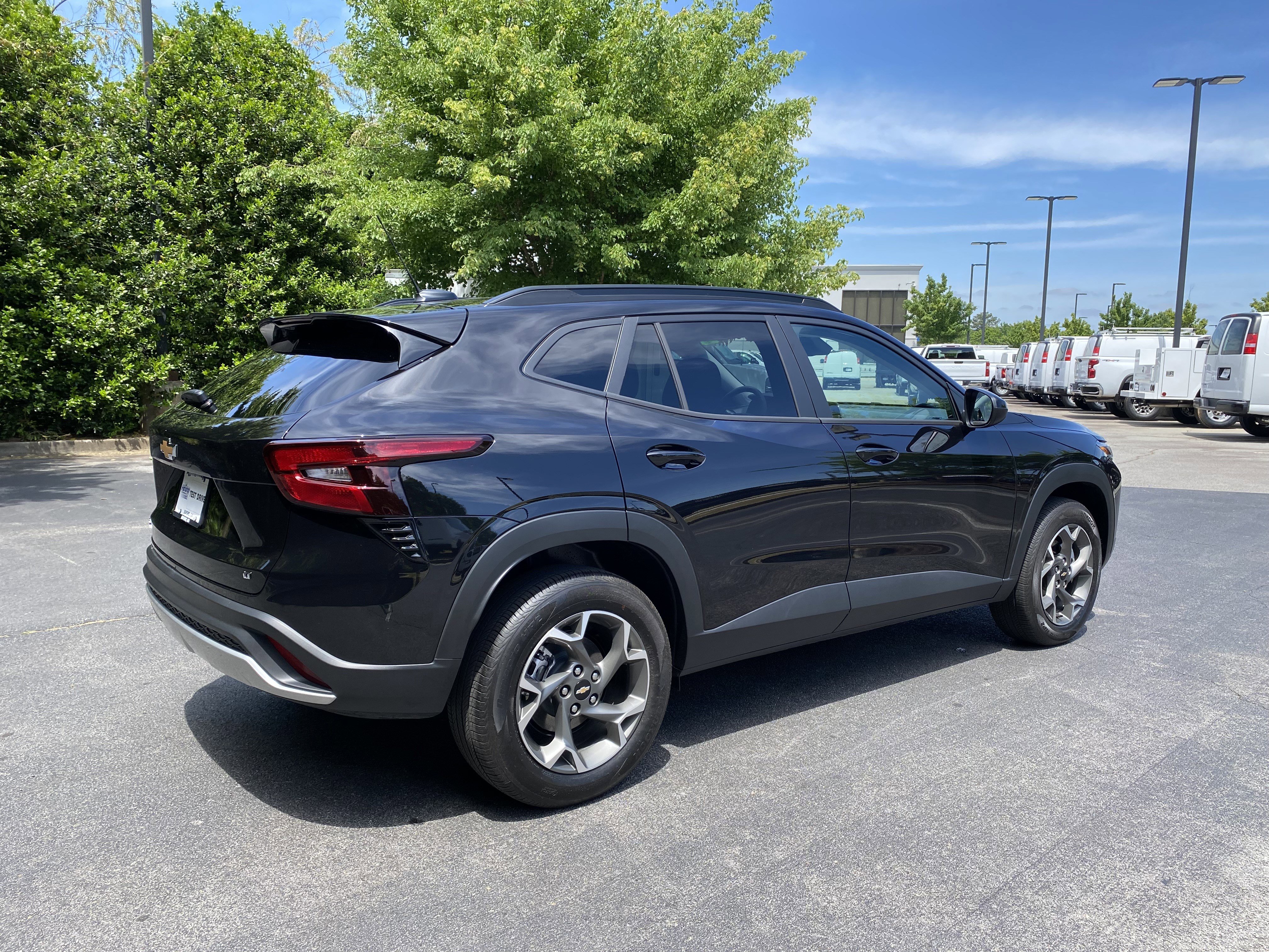 Used 2026 Chevrolet Trax LT w/ LPO, Blackout Package FWD image 9