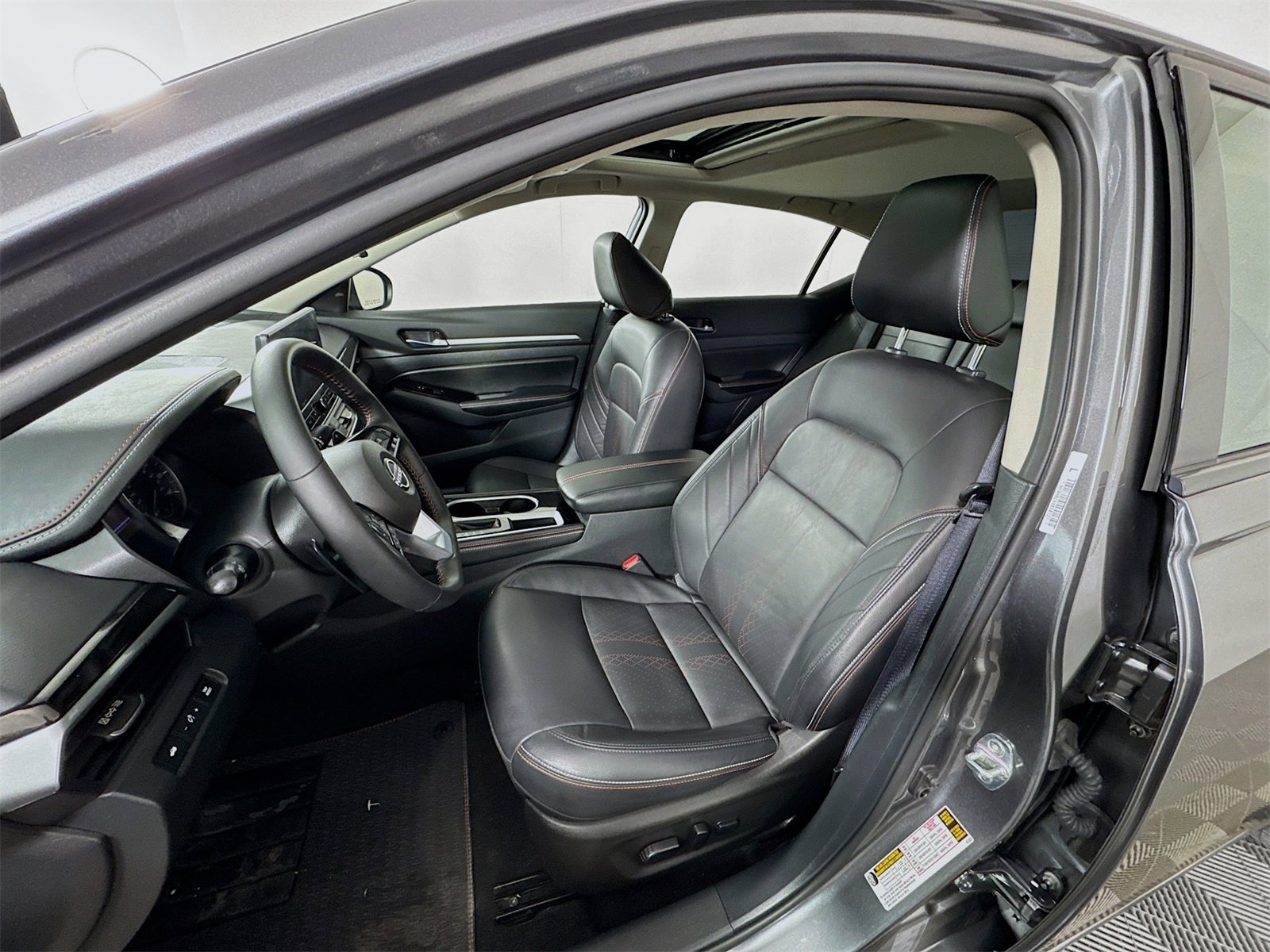 Used 2025 Nissan Altima 2.5 SR w/ SR Premium Package image 16