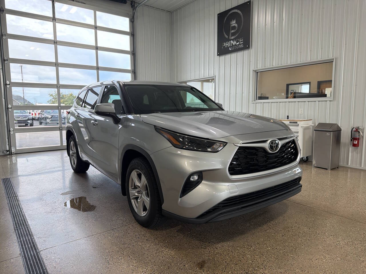 Used 2023 Toyota Highlander LE AWD/4WD image 6