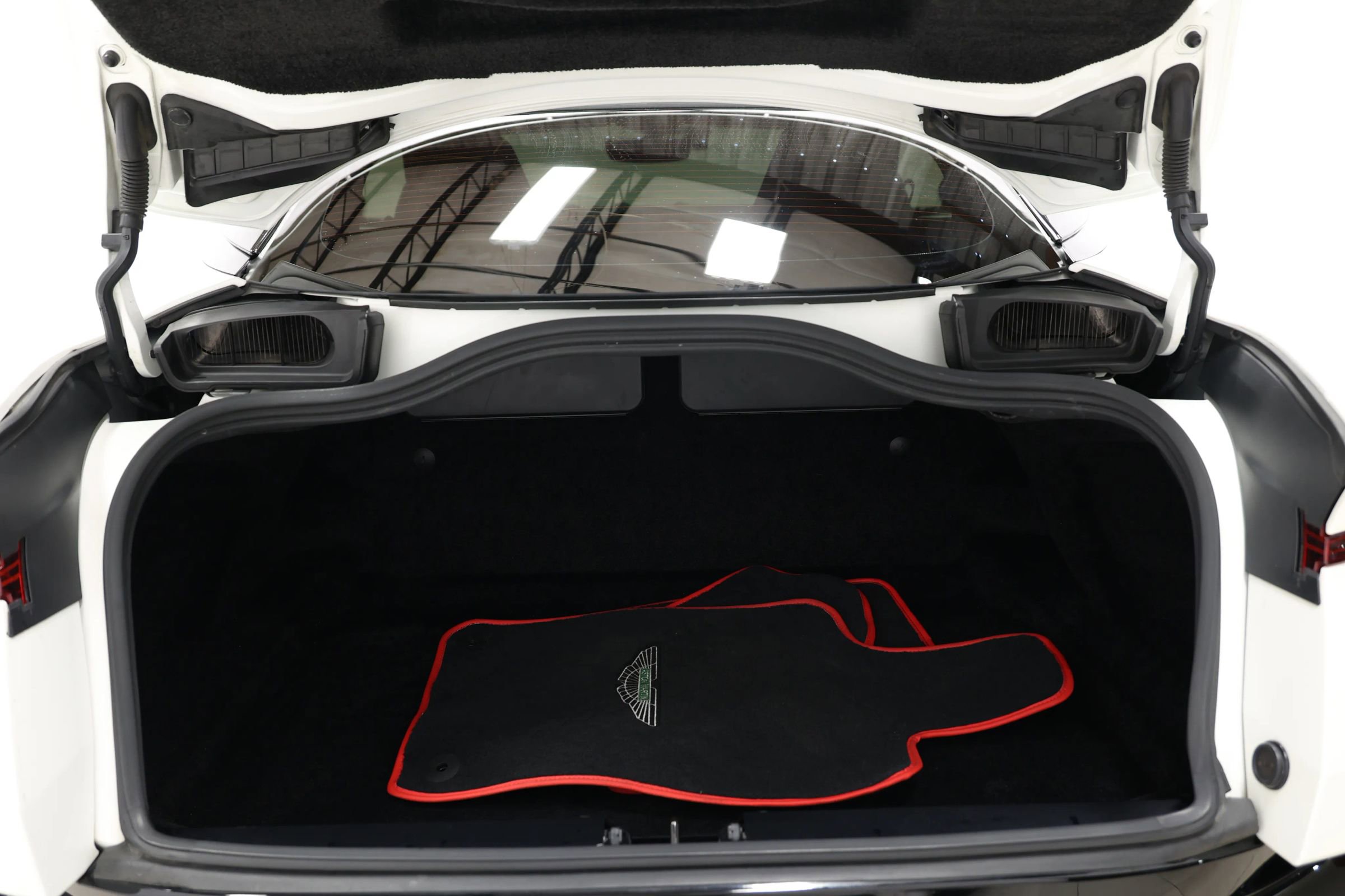 Used 2018 Aston Martin DB11 Coupe image 51