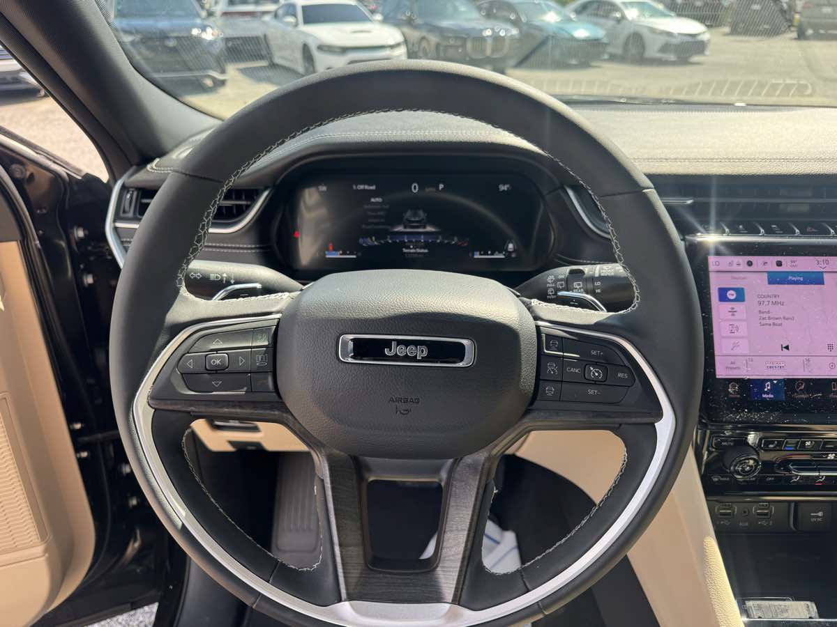 Used 2025 Jeep Grand Cherokee Limited w/ Luxury Tech Group II AWD/4WD image 18