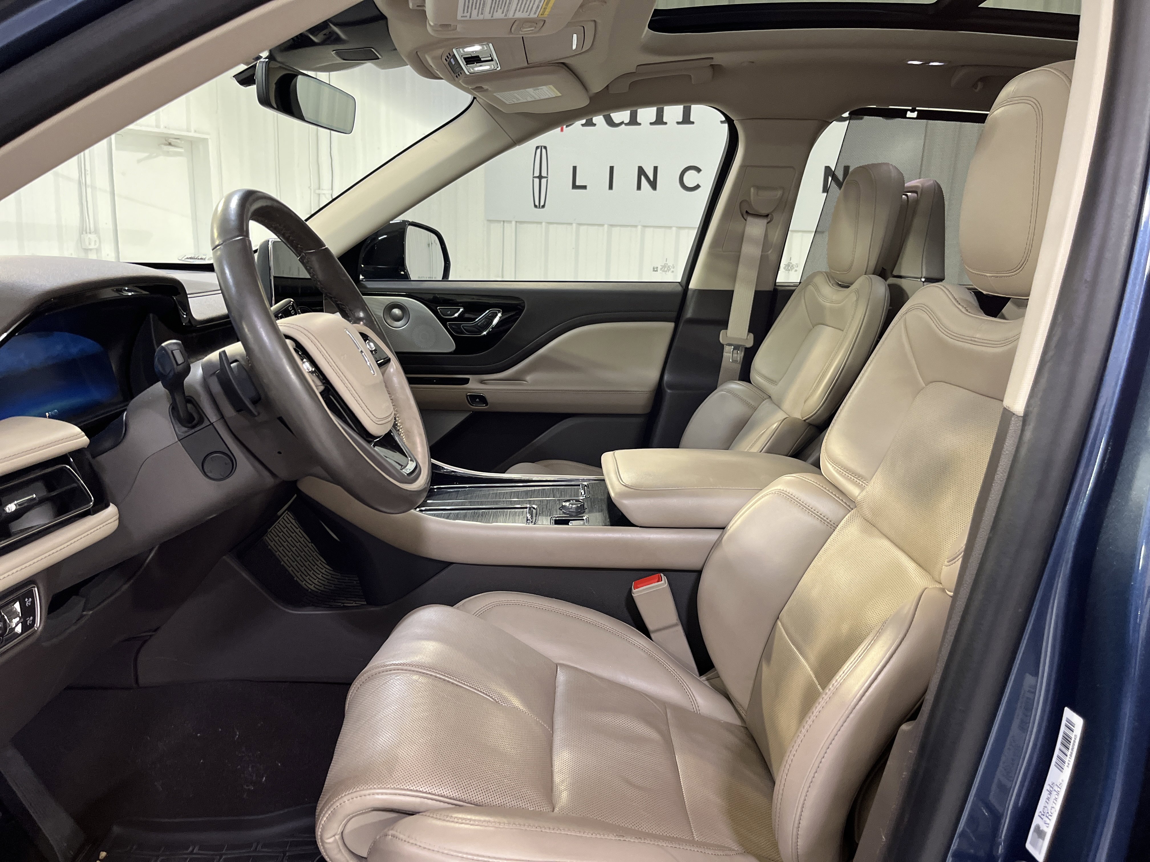 Used 2020 Lincoln Aviator Reserve w/ Equipment Group 202A image 6