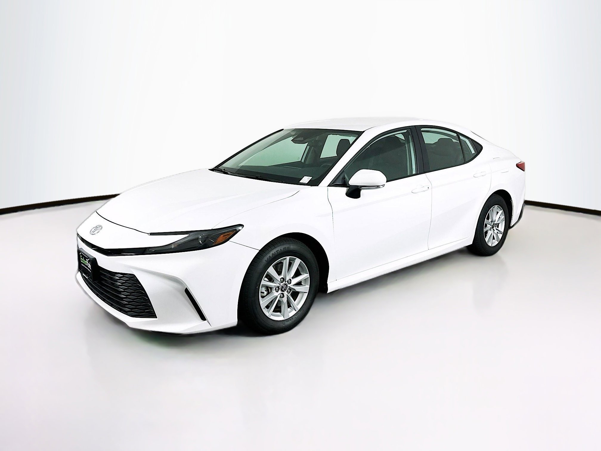 Used 2025 Toyota Camry LE image 3