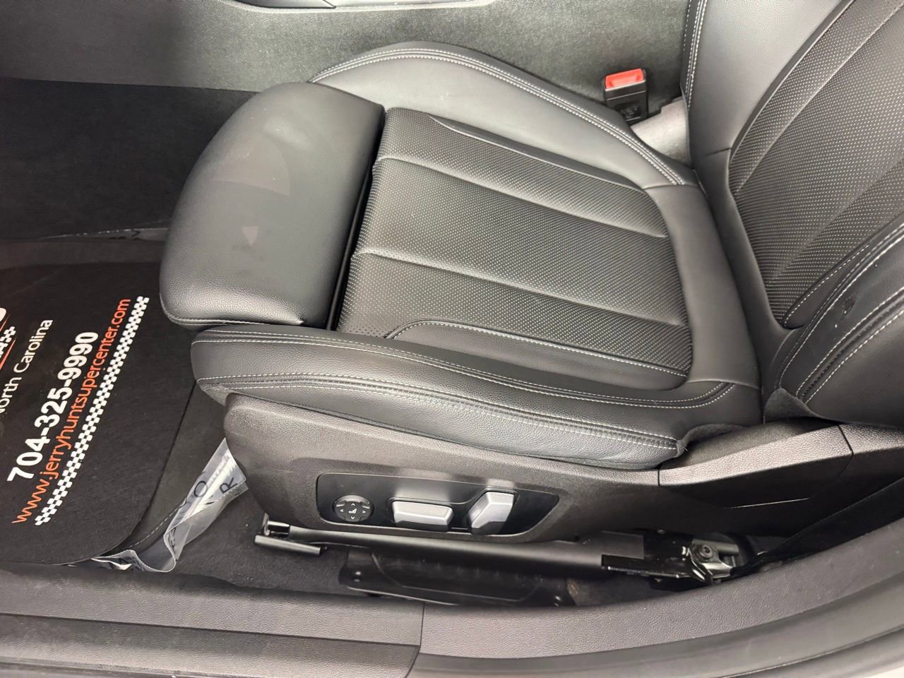 Used 2023 BMW 330i Sedan w/ Premium Package image 13