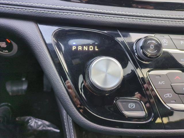 Used 2025 Chrysler Pacifica Limited image 12