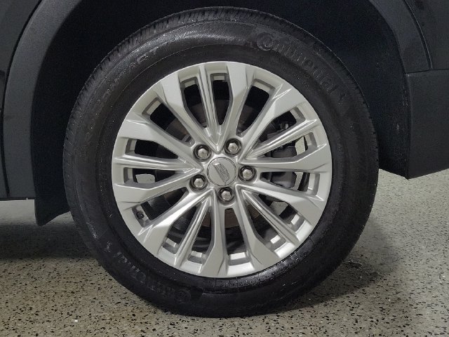 Used 2024 Cadillac XT4 Luxury w/ Cold Weather Package FWD image 8