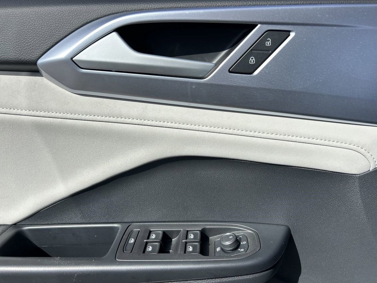 New 2026 Volkswagen Taos SE image 17