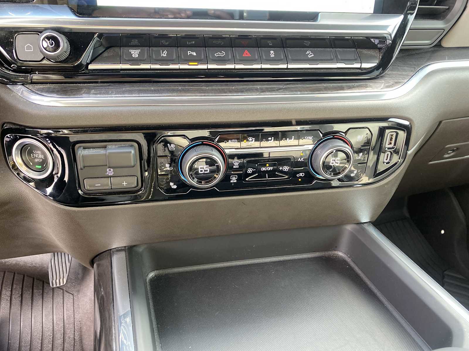 Used 2025 Chevrolet Silverado 2500 LTZ w/ LTZ Premium Package image 18