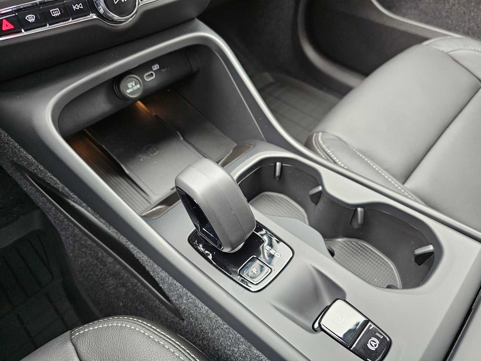 New 2025 Volvo XC40 B5 Core w/ Protection Package Premier image 29