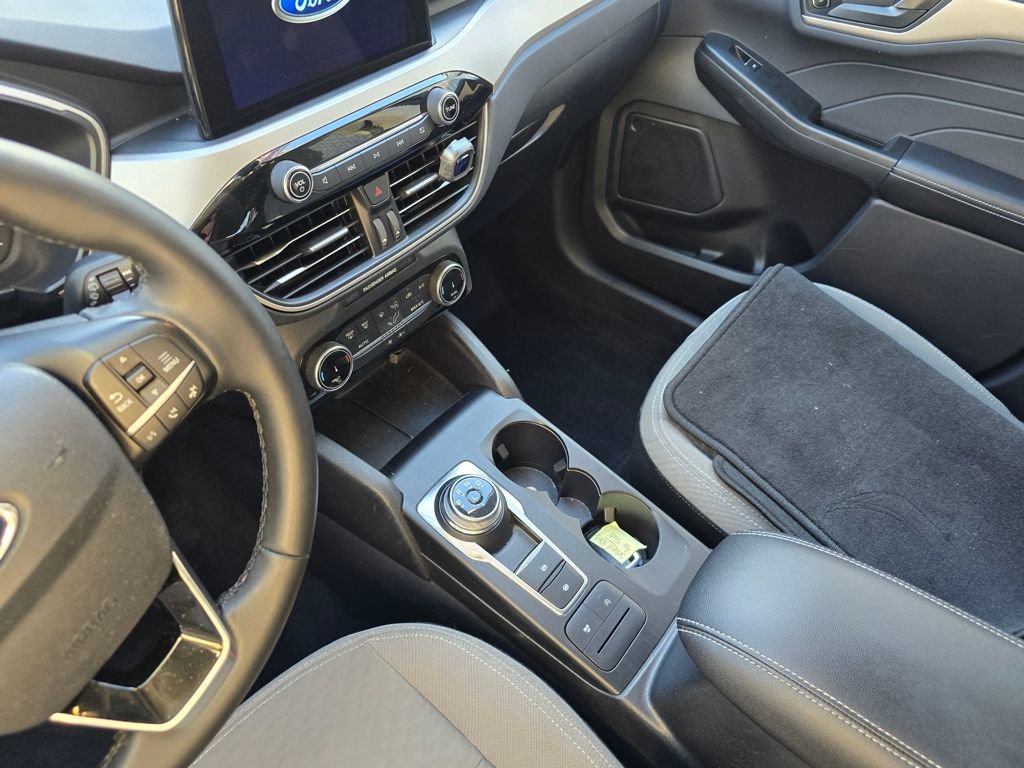 Used 2022 Ford Escape SE w/ SE Sport Appearance Package image 12