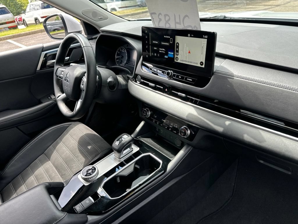 Used 2025 Mitsubishi Outlander SE AWD/4WD image 24
