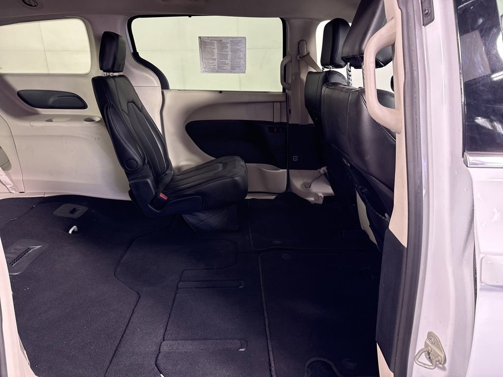 Used 2024 Chrysler Pacifica Touring-L FWD image 18