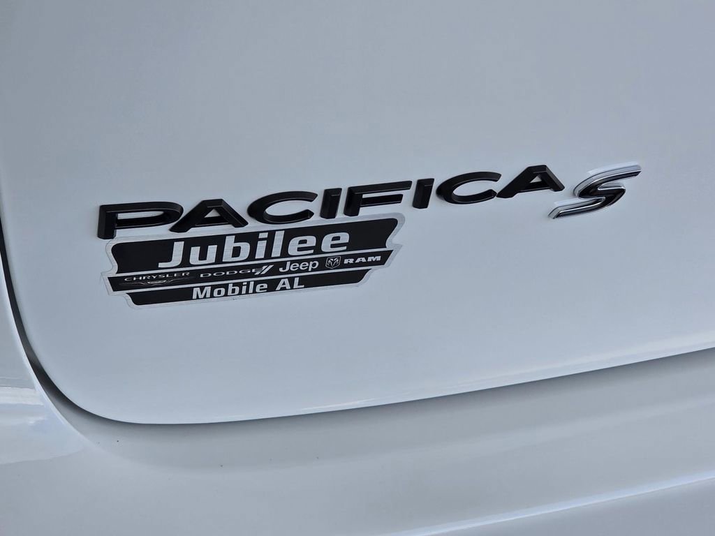 New 2026 Chrysler Pacifica Limited w/ Uconnect Theater Family Group image 43