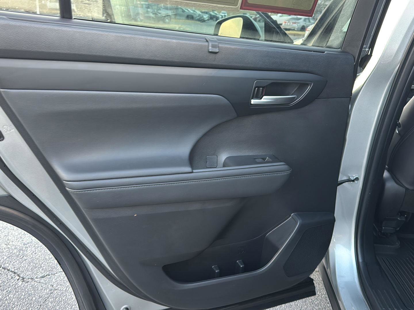 Used 2024 Toyota Highlander XLE image 15