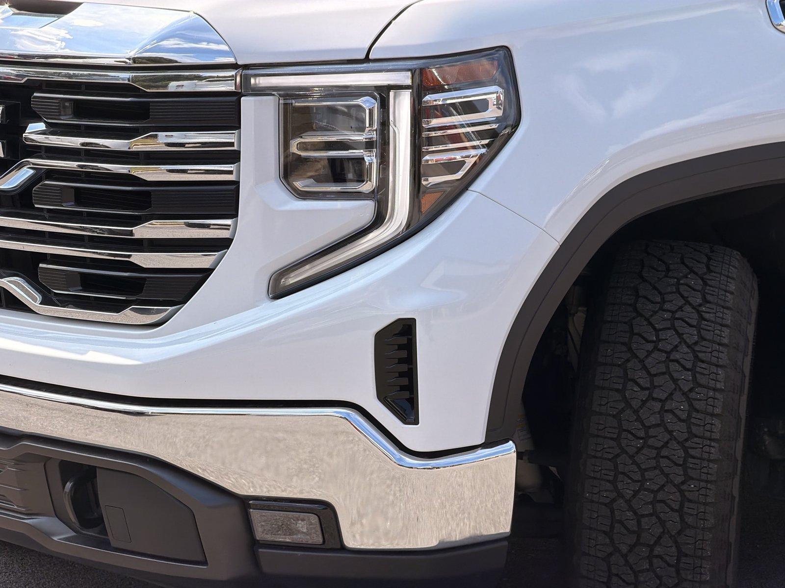 Used 2025 GMC Sierra 1500 SLT w/ SLT Premium Package AWD/4WD image 8