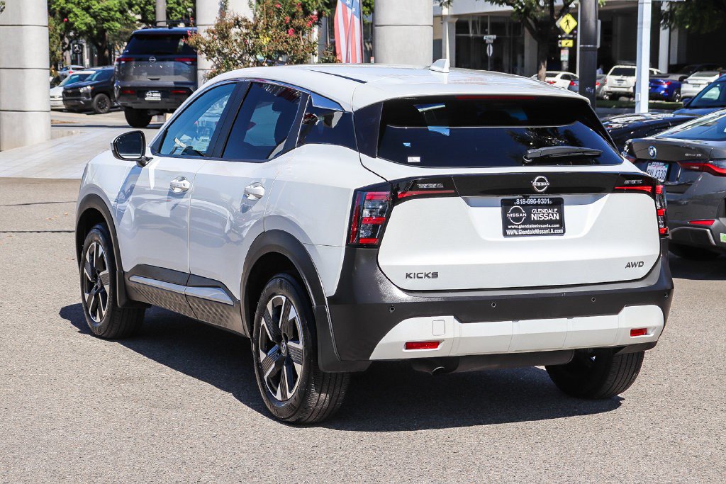 Used 2025 Nissan Kicks SV AWD/4WD image 6