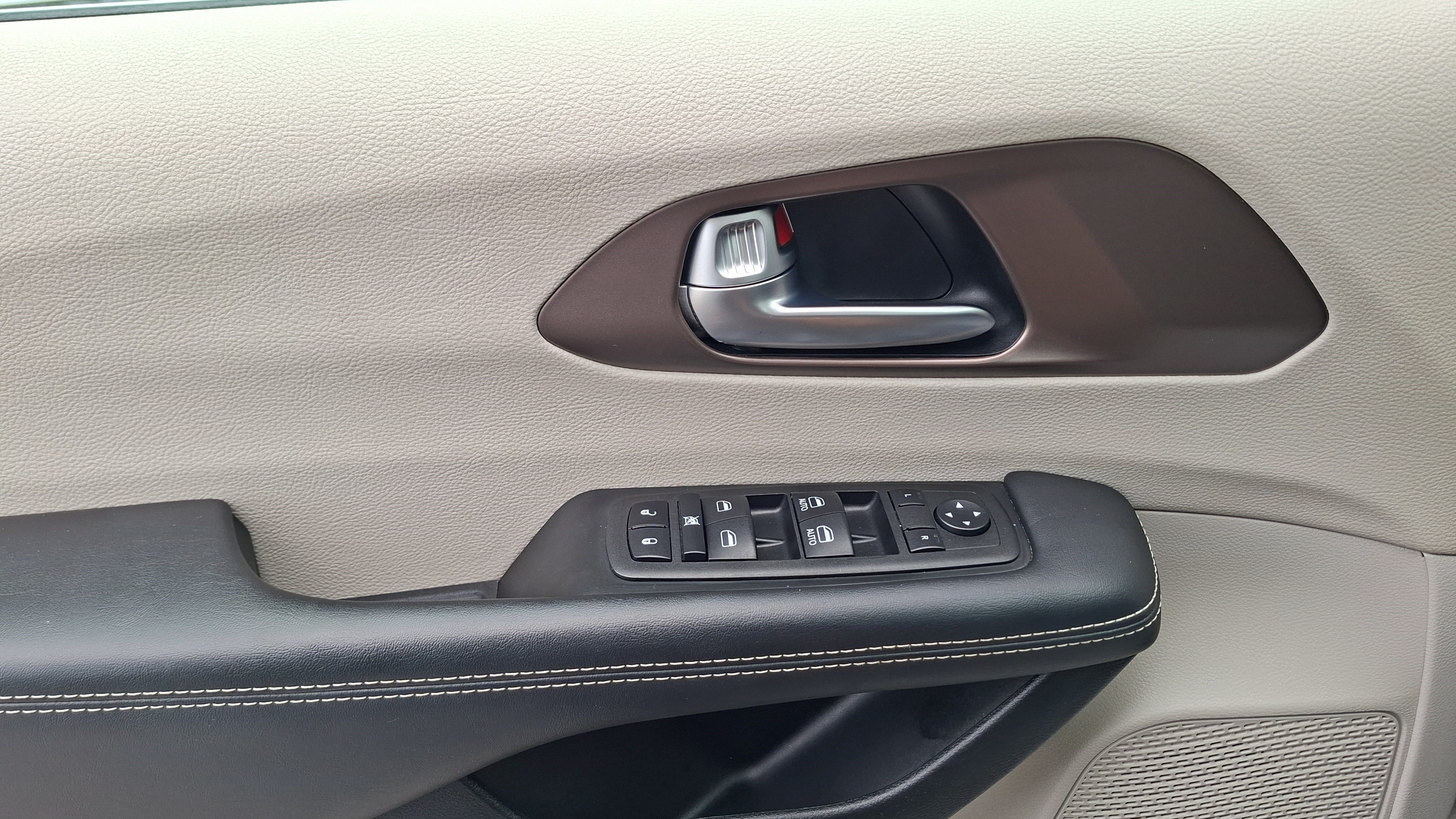 Used 2023 Chrysler Voyager LX FWD image 17