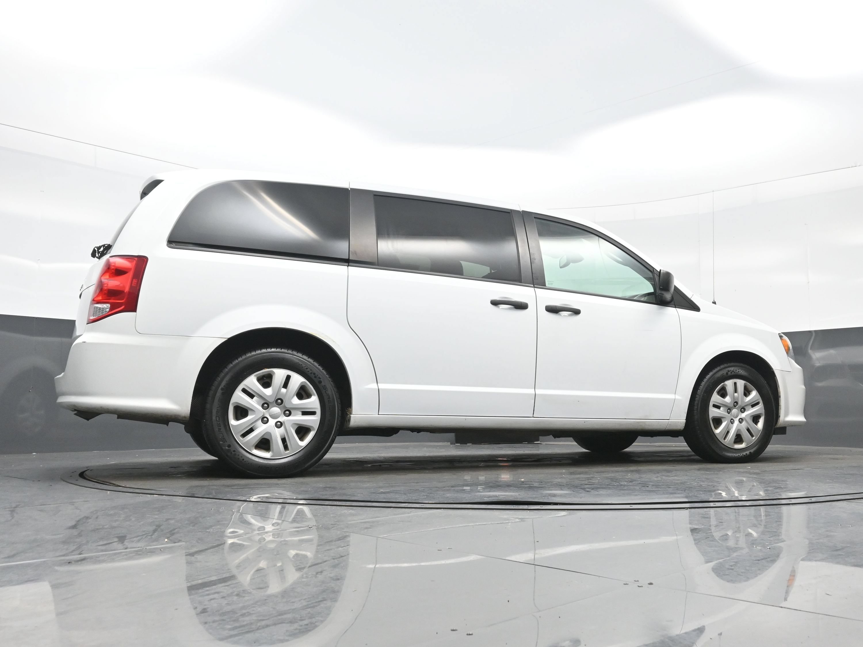 Used 2019 Dodge Grand Caravan SE w/ UConnect Hands-Free Group FWD image 25
