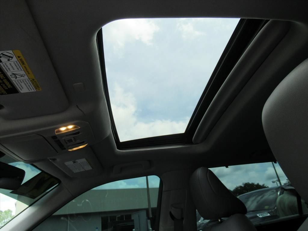 Used 2022 Toyota Highlander XLE FWD image 16
