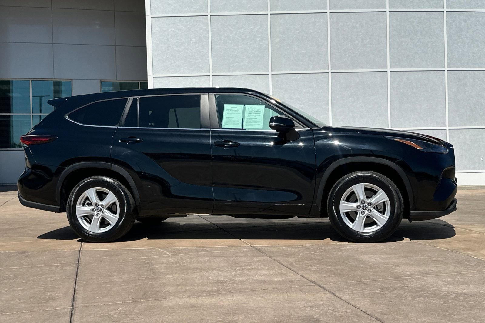 Used 2025 Toyota Highlander LE image 3