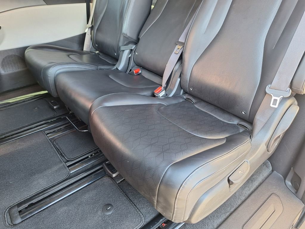 Used 2023 Kia Carnival LX image 22