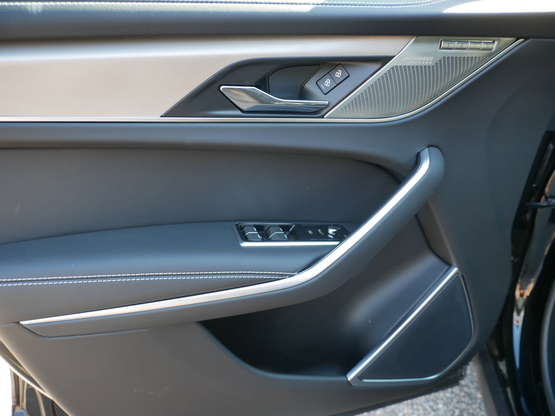 New 2026 Jaguar F-PACE R-Dynamic S image 4