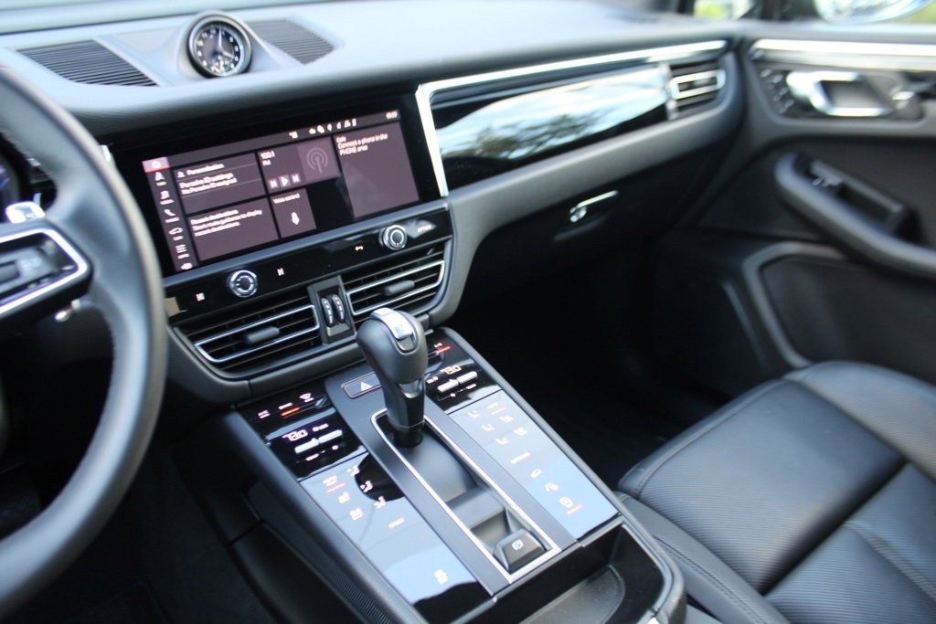 Used 2025 Porsche Macan image 26
