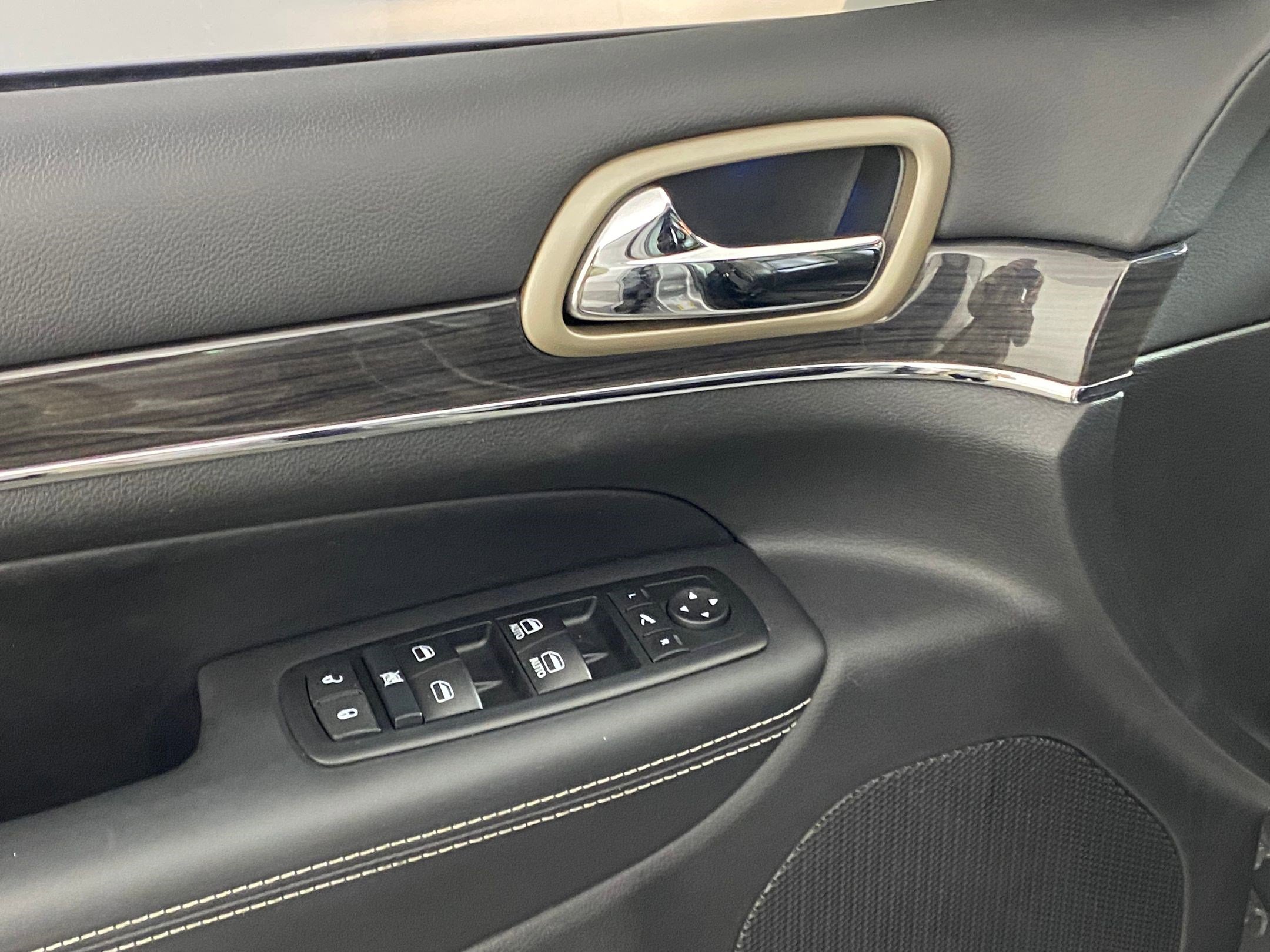 Used 2015 Jeep Grand Cherokee Overland image 24