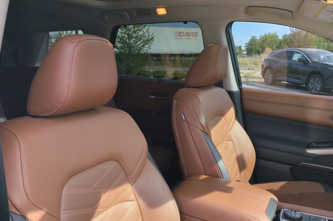 Certified 2025 Nissan Pathfinder Platinum AWD/4WD image 43