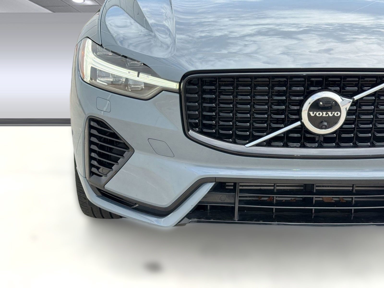 Used 2022 Volvo XC60 T8 R-Design w/ Advanced Package image 11