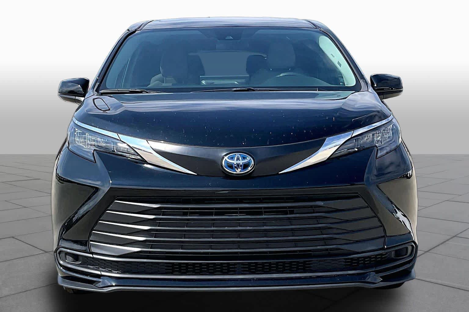 Used 2025 Toyota Sienna LE FWD image 4