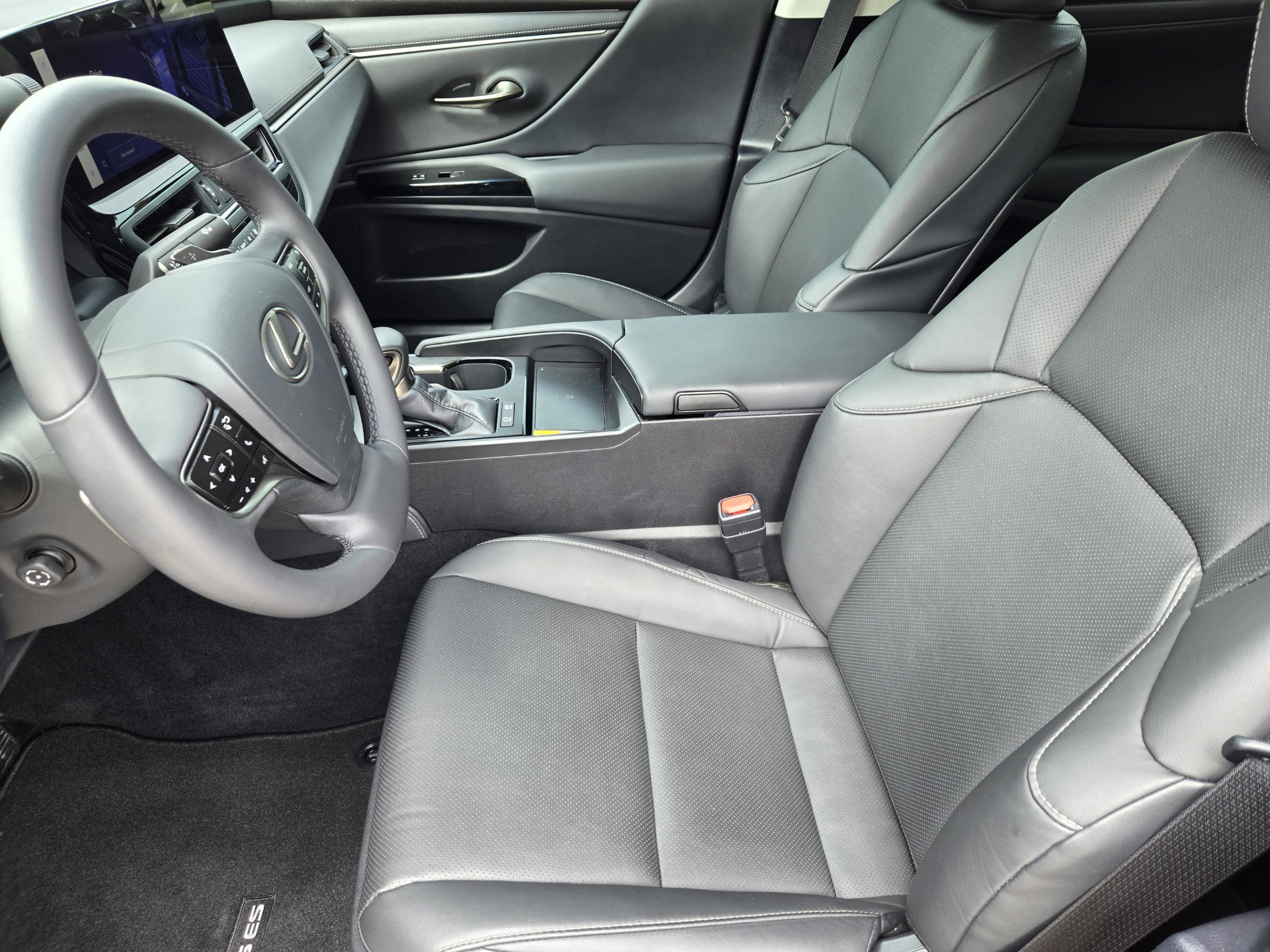 Used 2025 Lexus ES 300h w/ Premium Package FWD image 9