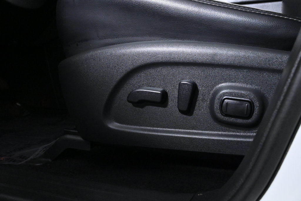 Used 2019 Nissan Pathfinder SL w/ SL Premium Package AWD/4WD image 32