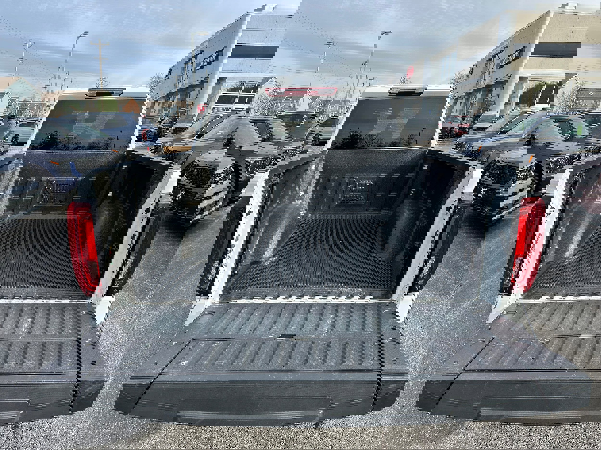 Used 2025 GMC Sierra 1500 SLT image 11