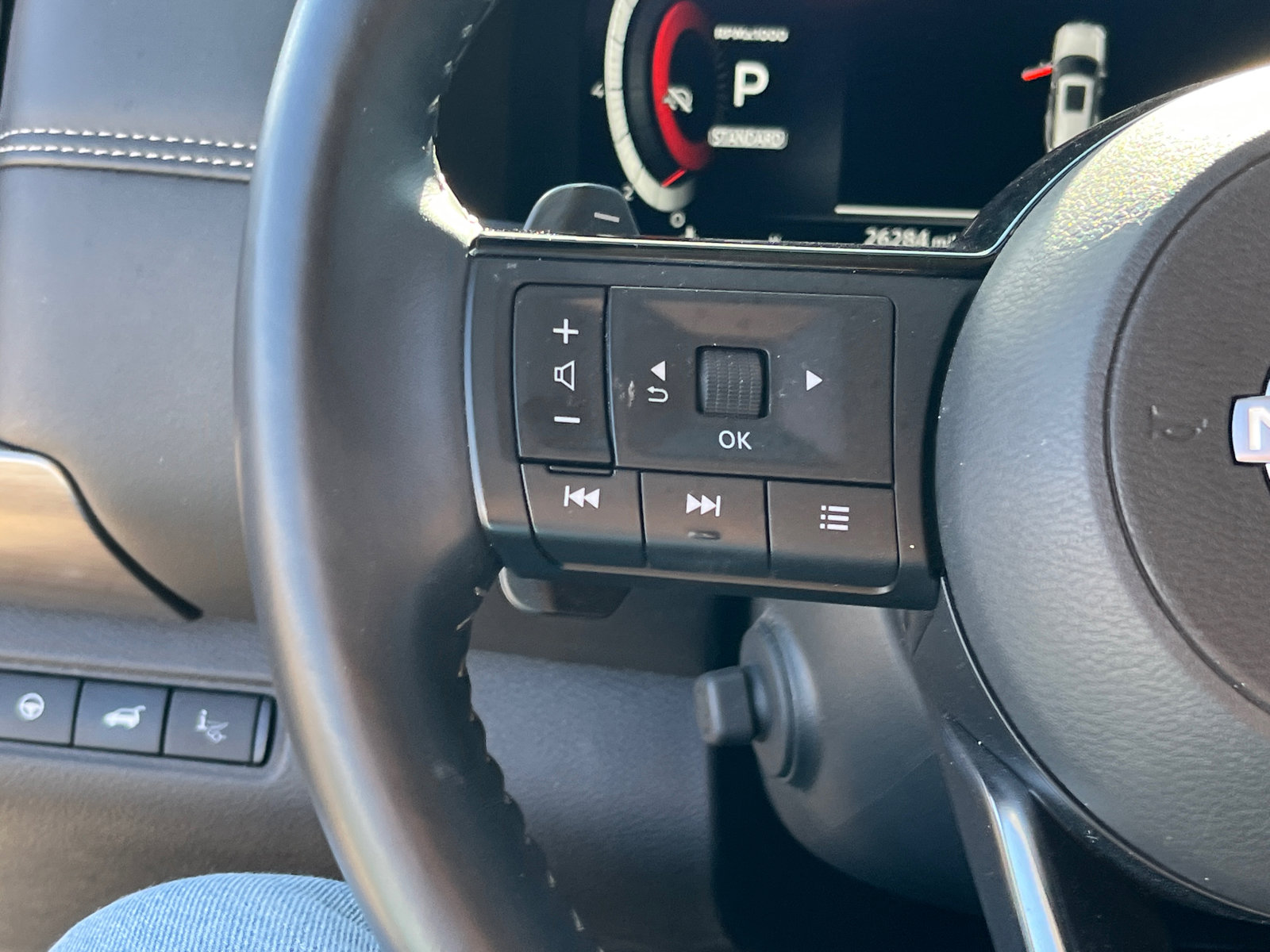 Used 2023 Nissan Pathfinder Platinum image 16