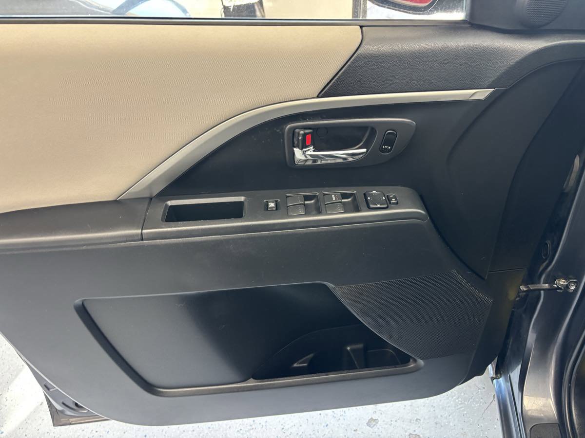 Used 2014 MAZDA MAZDA5 Sport image 18