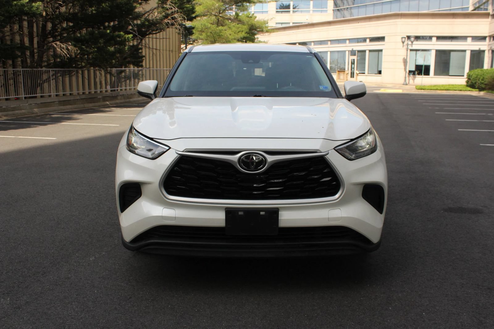 Used 2020 Toyota Highlander L AWD/4WD image 3