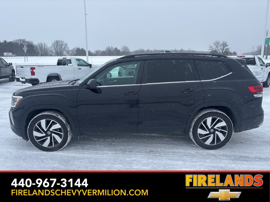 Used 2024 Volkswagen Atlas SE w/ Panoramic Sunroof Package image 2