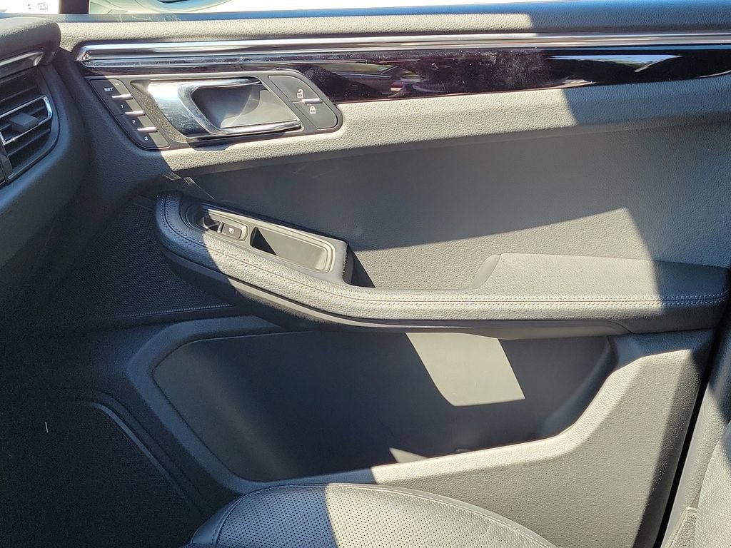 Certified 2025 Porsche Macan image 23